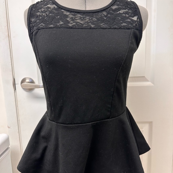 Black sleeveless top with lace - Picture 2 of 5
